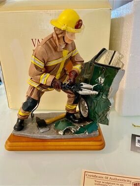 VANMARK RED HATS OF COURAGE LIMITED EDITION FIREFIGHTER FIGURINE "AT THE SCENE"